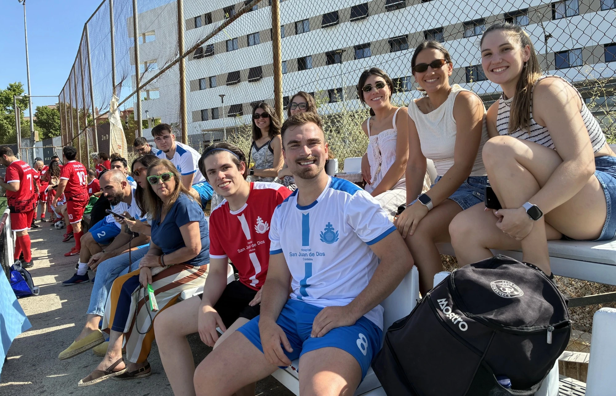 70 sanitarios participan en el primer torneo de fútbol interhospitalario
