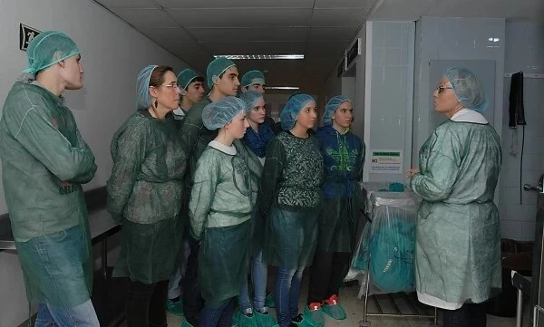 Más de 500 escolares conocen este año el Reina Sofía con el programa de visitas escolares