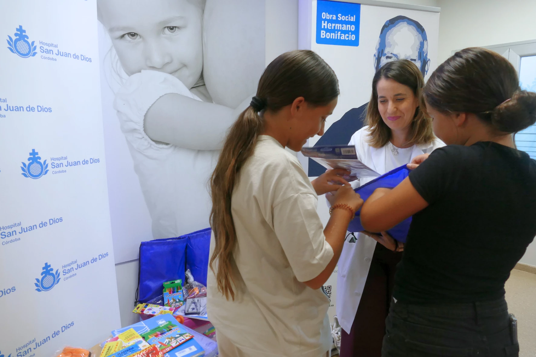 Más de 80 niños reciben material escolar gracias al San Juan de Dios