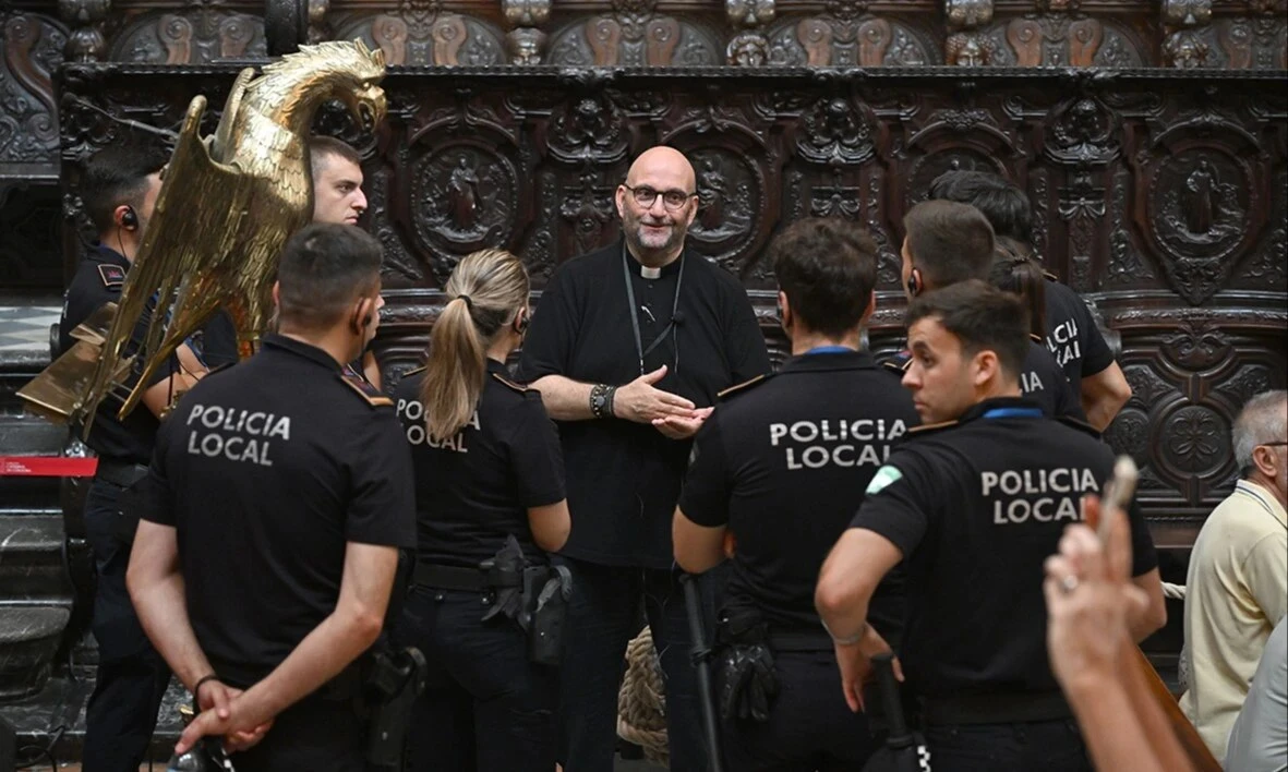 Nuevos agentes de la Policía Local conocen la seguridad de la Mezquita-Catedral