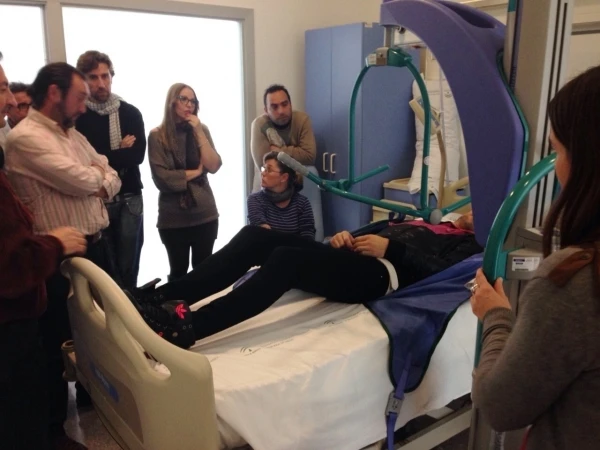 Una treintena de estudiantes que se forman como celadores visitan el Hospital de Puente Genil